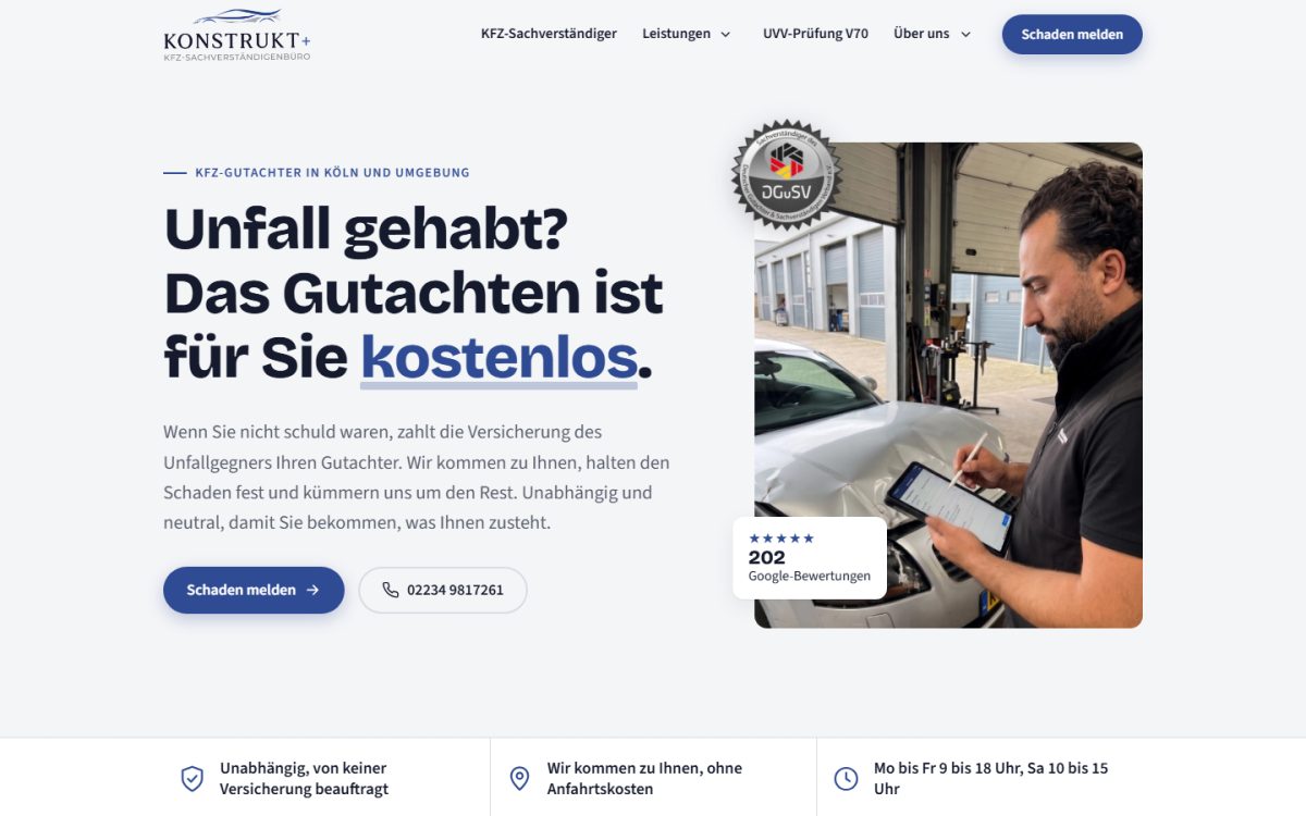 Startseite von konstruktplus.de: Überschrift „Unfall gehabt? Das Gutachten ist für Sie kostenlos.“, daneben ein Gutachter mit Tablet an einem beschädigten Auto