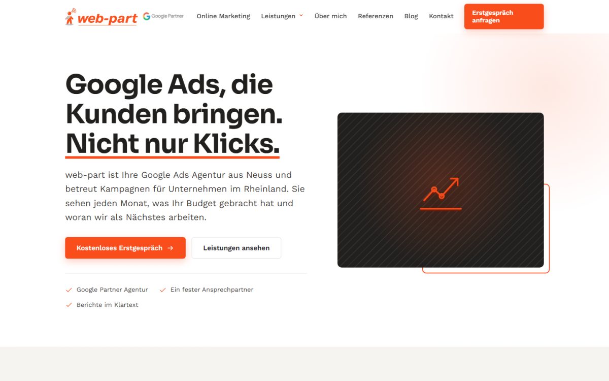 Startseite von web-part.de: Überschrift „Google Ads, die Kunden bringen. Nicht nur Klicks.“, daneben eine dunkle Fläche mit einem orangen Wachstumspfeil